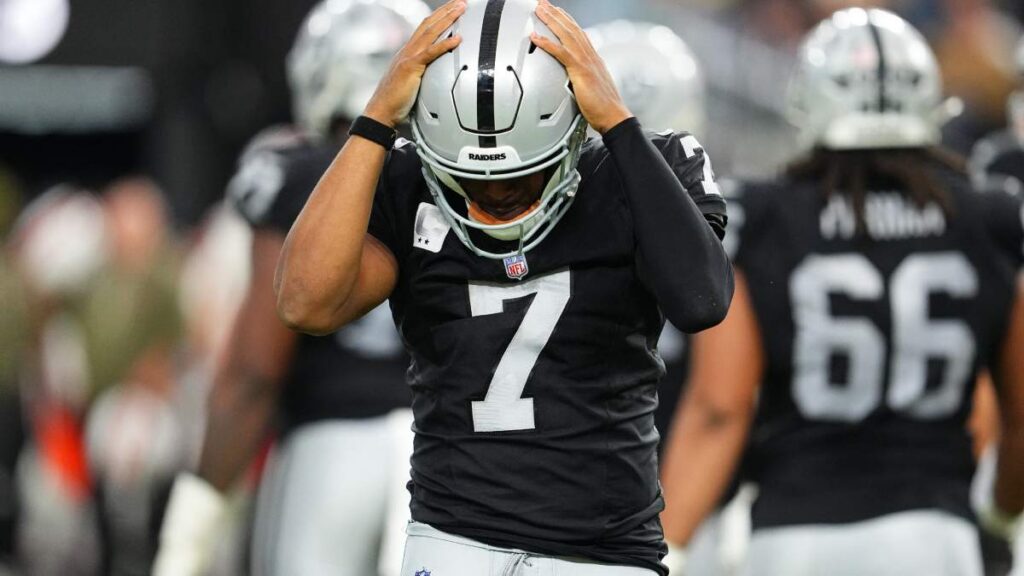 Geno Smith durante el Browns vs Raiders NFL 2025