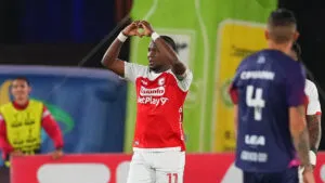 Un triplete de Hugo Rodallega mete a Santa Fe en la conversación y destroza a Fortaleza