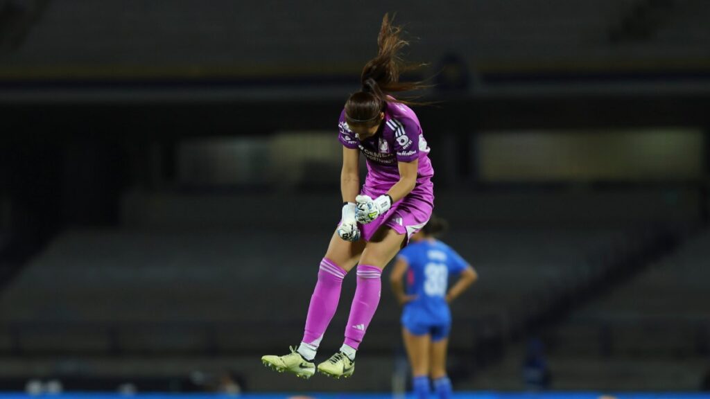 Cecilia Santiago en festejo de gol