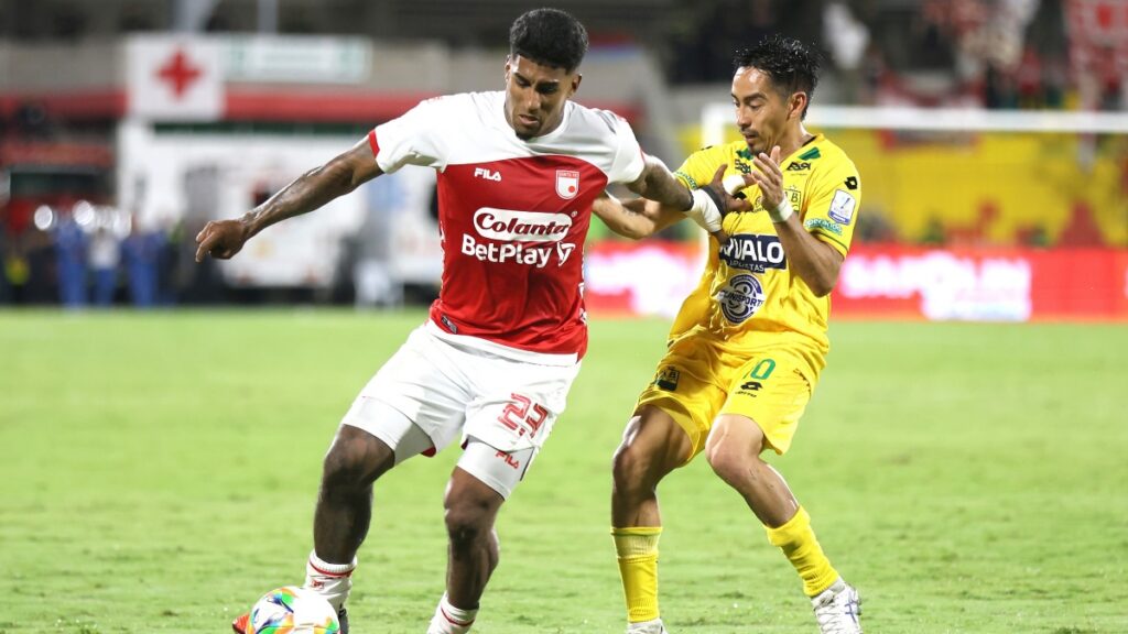 Harold Santiago Mosquera jugando con Independiente Santa Fe ante Atlético Bucarmanga.