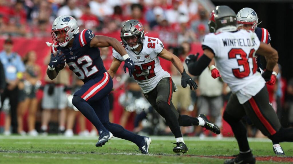 Los Patriots se basaron en las piernas de Treveyon Henderson para obtener su octava victoria de la temporada ante Bucs