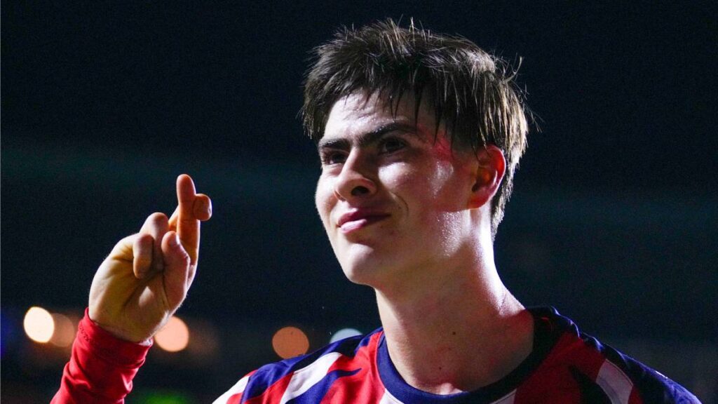 Hormiga González en festejo con las Chivas