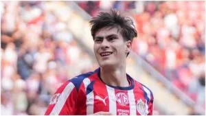 Jugadores de las Chivas y Amaury Vergara celebran el campeonato de goleo de la Hormiga González