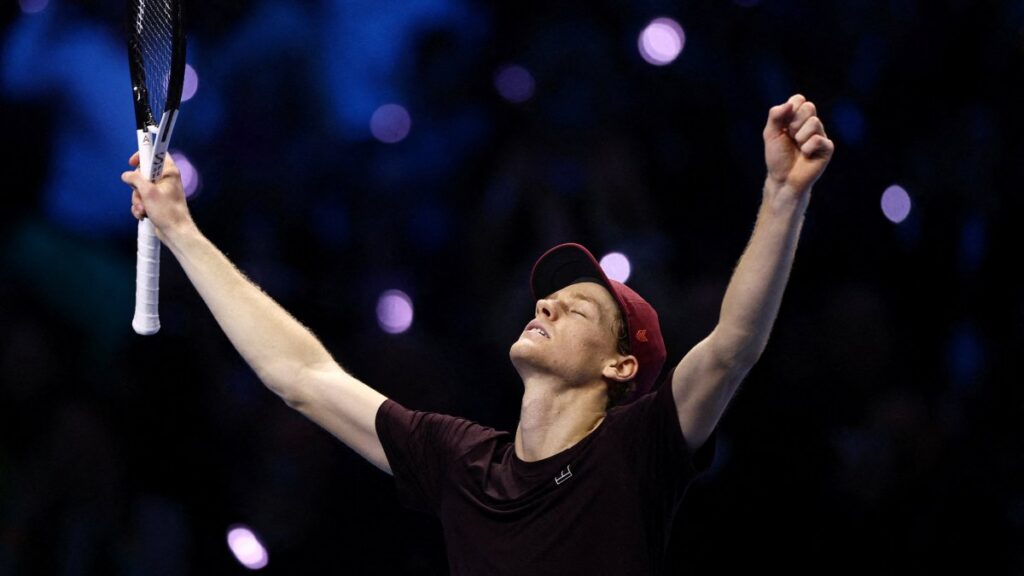 Sinner derrotó a Alcaraz 7-6 y 7-5, alcanzó 31 victorias consecutivas indoor y retuvo el título en Turín para sumar su sexto trofeo del año.