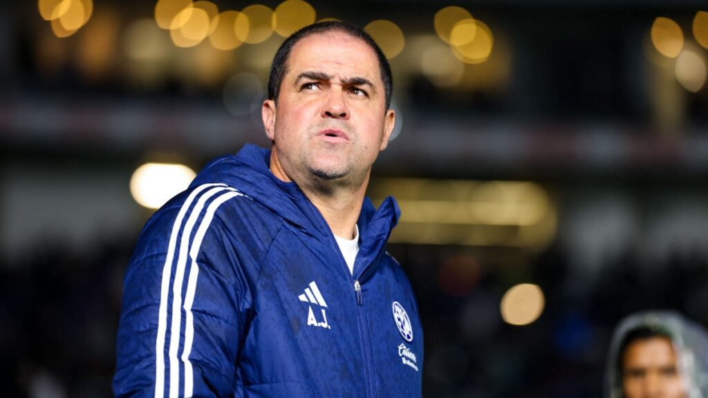 Jardine explota contra el arbitraje tras caer ante Monterrey