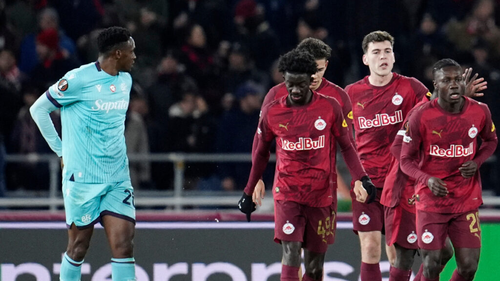 Jhon Lucumí observa jugadores del Salzburgo celebrar. - Matteo Ciambelli, Reuters.