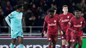 Jhon Lucumí quedó expuesto con el error que costó un gol en contra para el Bologna