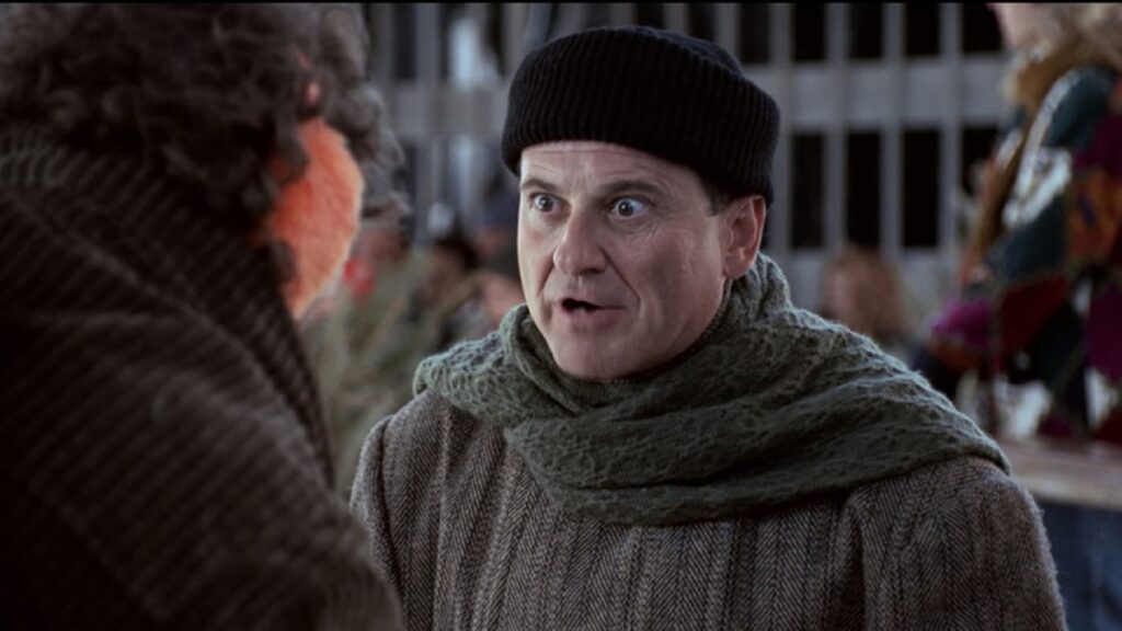 Joe Pesci interpretando a Harry, uno de los ladrones que intentaba ingresar a la casa de los McCallister en la película de 'Mi pobre angelito'