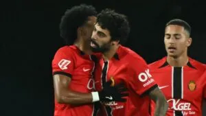 Mallorca salva la noche, vence al Elche y sale de la zona roja