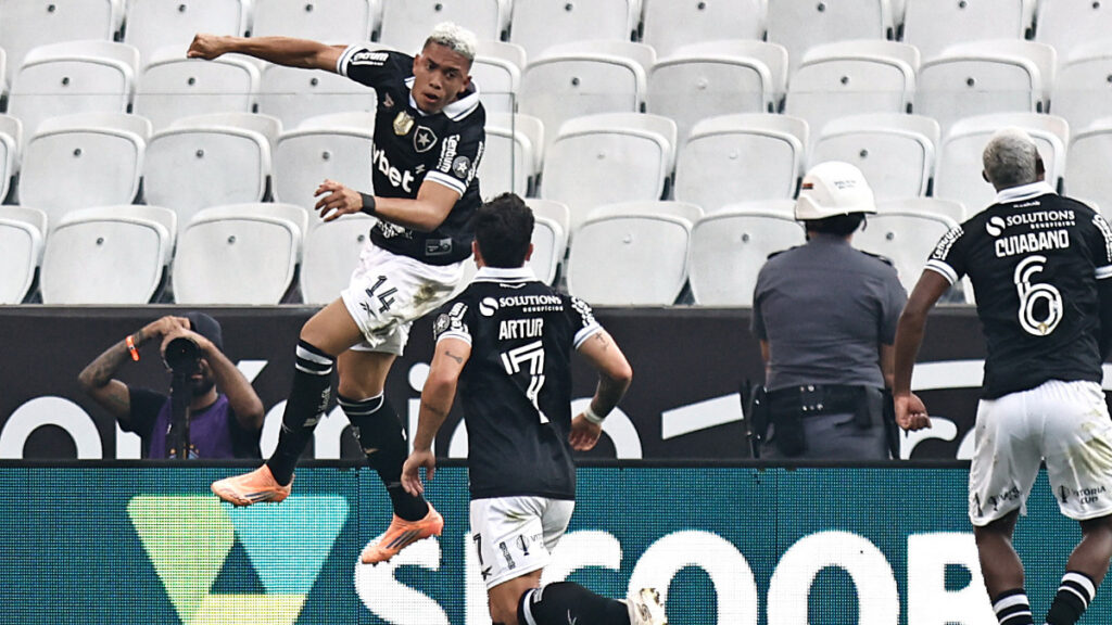 Jordan Barrera celebra su primer gol con Botafogo. - Thiago Bernardes, Reuters.