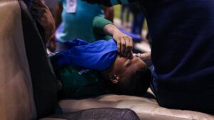 ¡Alarmas en Cruz Azul! Kevin Mier sale lesionado tras fuerte entrada de Carrasquilla