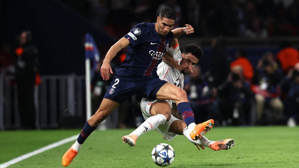 El momento de la patada de Luis Díaz a Hakimi. AFP