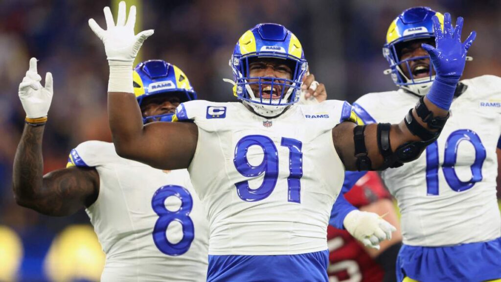 Kobie Turner durante el Rams vs Panthers NFL 2025