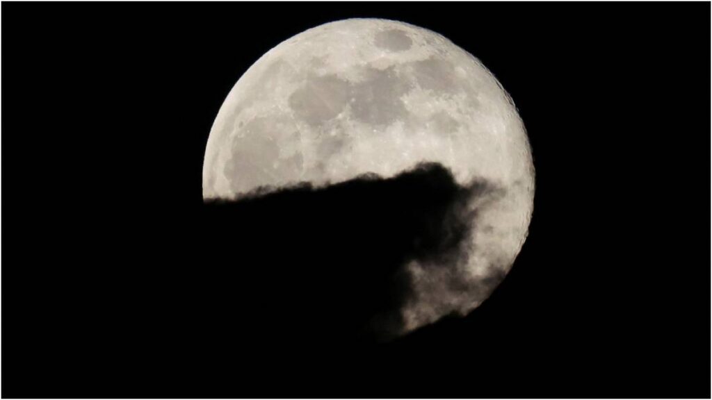 La superluna en la Ciudad de México. Reuters