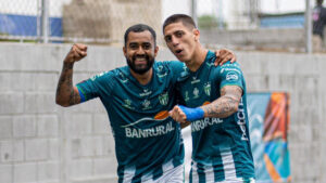 Entre rojas y polémicas, Antigua vence a Mixco y le quita el invicto en casa