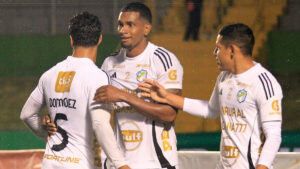 Comunicaciones vuelve a respirar: triunfo vital ante Achuapa