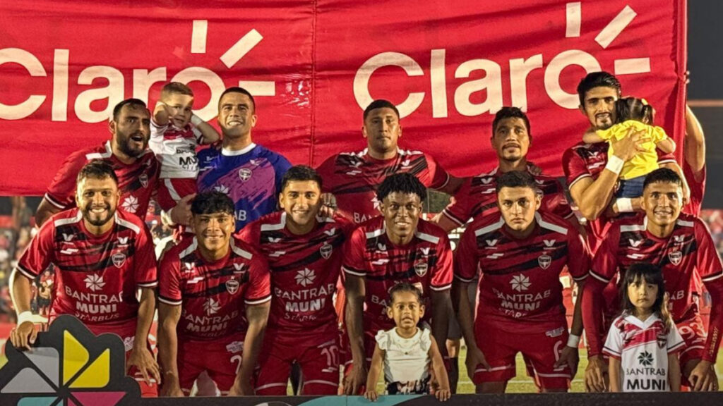 El once titular de los 'toros'. (Malacateco Facebook)