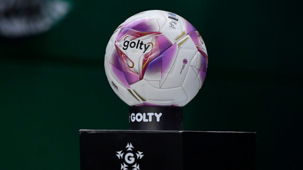 Balón oficial de la Liga BetPlay Dimayor | VizzorImage.