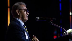 Luis Flores honra a su hermano Nacho en el Salón de la Fama