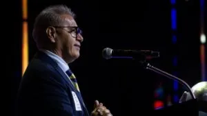 Luis Flores honra a su hermano Nacho en el Salón de la Fama