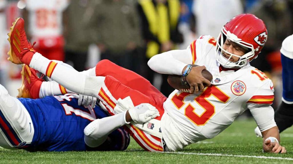 Patrick Mahomes durante el Chiefs vs Bills NFL 2025