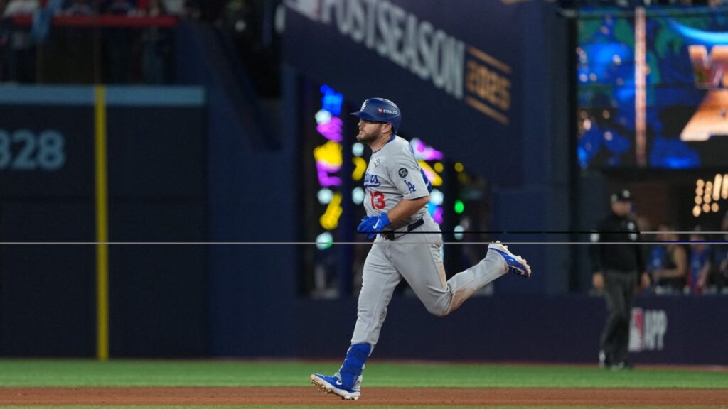 Max Muncy corriendo las bases tras home run
