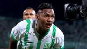 Tensión en zona mixta: periodista hostiga a Alfredo Morelos y lo tilda de “cobarde”