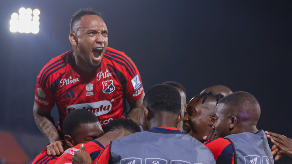 Jugadores de Independiente Medellín celebran un gol. - Vizzor Image.