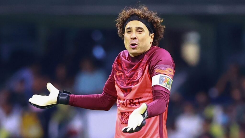 Memo Ochoa en un partido del América