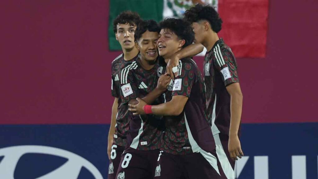 México sub 17 festeja con el Chavo del 8 el triunfo vs Argentina