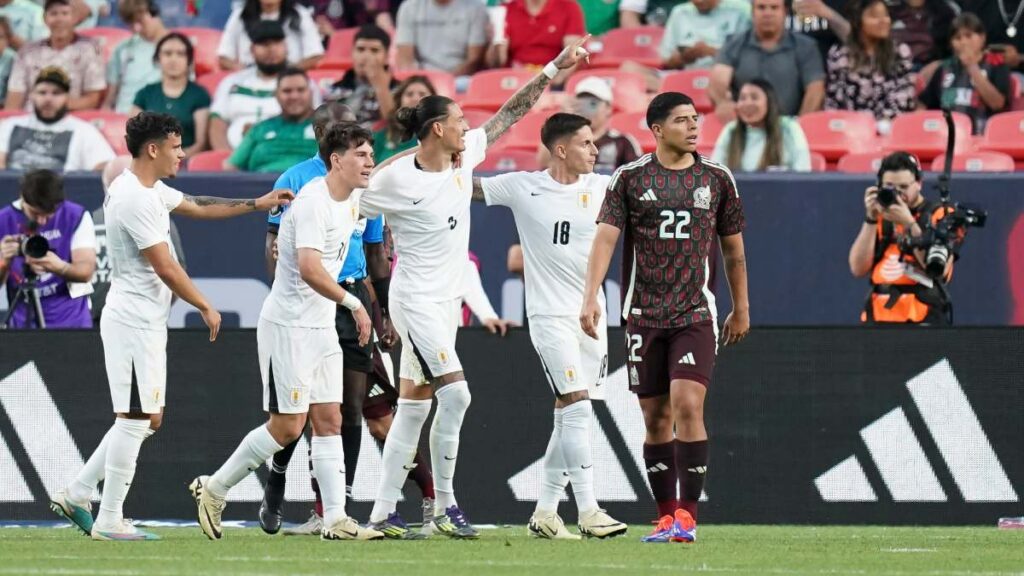 México tiene tres enfrentamientos sin poderle ganar a Uruguay, encuentros en los que ha sido exhibido por la escuadra Celeste.