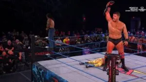 Mike Santana regresa de una lesión y brilla en Turning Point al vencer a Kazarian