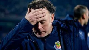 ¡Pierde la cabeza! Gabi Milito se hace de empujones con jugadores de Cruz Azul