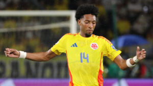 Johan Mojica se aplica tiza para unirse a la Selección Colombia
