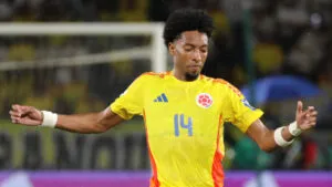 Johan Mojica se aplica tiza para unirse a la Selección Colombia