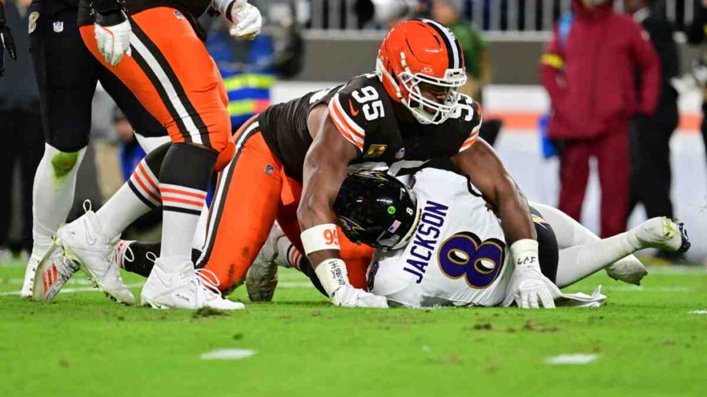Myles Garrett capturando a Lamar Jackson