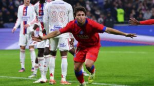 Neves rescata al PSG en Lyon y mantiene el liderato de la Ligue 1