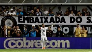 Neymar desafía su lesión, anota y empuja al Santos fuera del descenso