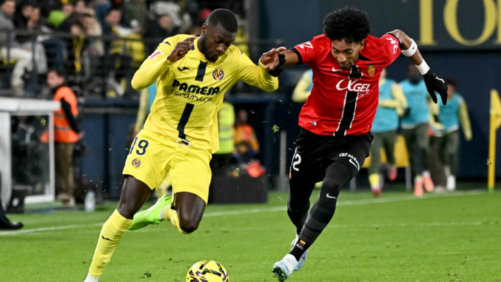 Nicolas Pepe y Johan Mojica disputan la pelota. - José Jordán, AFP.