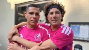 ¿Se acerca al sexto Mundial? Memo Ochoa posa con el uniforme del Tri en Fecha FIFA