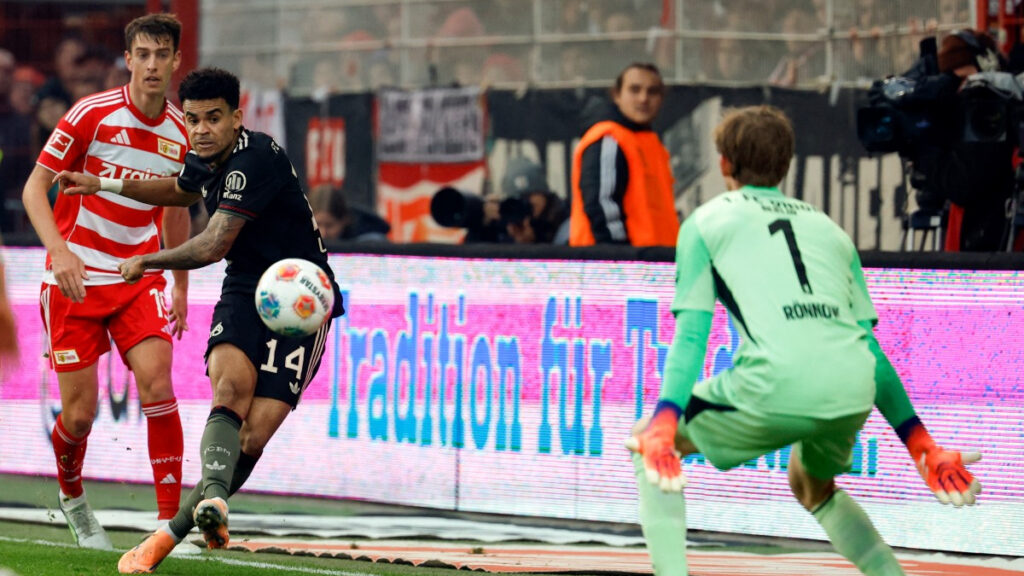 Luis Díaz remata a gol. - Odd Andersen, AFP.