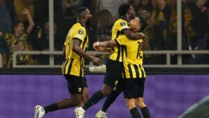 Orbelín Pineda rescata al AEK Atenas con un gol sobre la hora ante Panetolikos
