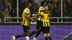 Orbelín Pineda rescata al AEK Atenas con un gol sobre la hora ante Panetolikos