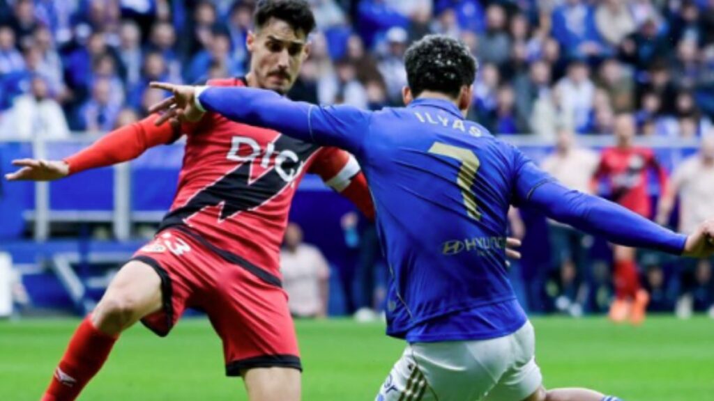 Real Oviedo empató con diez tras la roja a Chaira. El VAR anuló un penalti al Rayo, que también estrelló un tiro en el larguero.