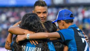 Homenaje, asistencia y lágrimas: así fue la despedida de Pablo Barrera del fútbol profesional