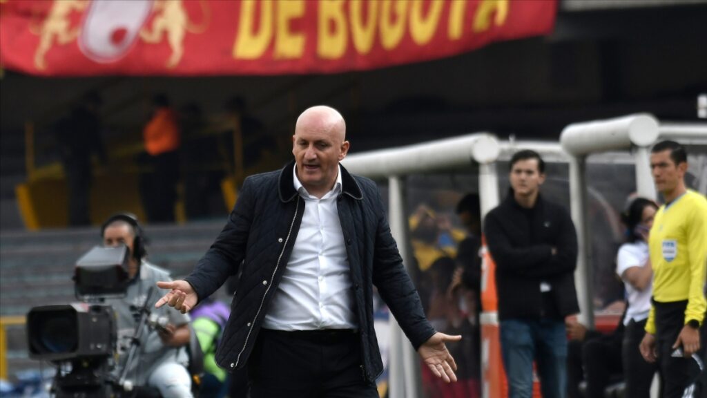 El director técnico uruguayo, Pablo Repetto, dirigiendo en el Estadio Nemesio Camacho El Campín.