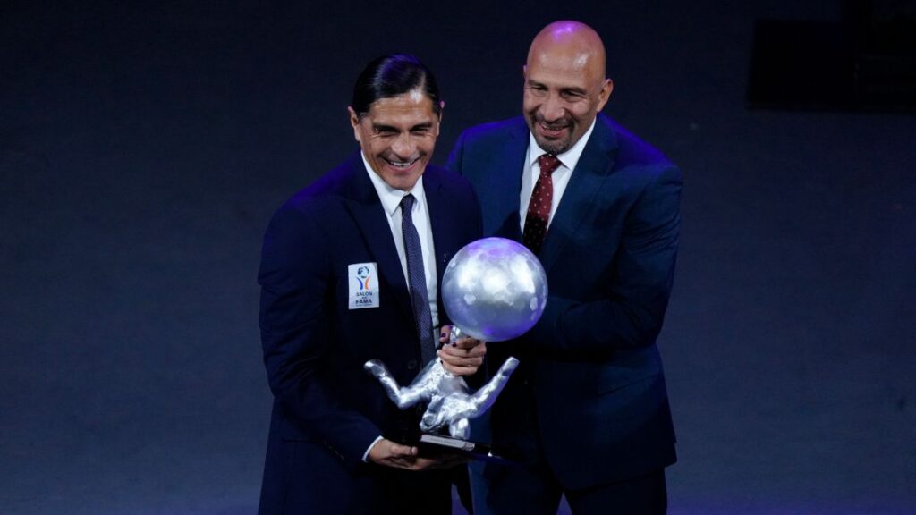 Palencia recibió el reconocimiento de manos del Conejo Pérez. Imago 7