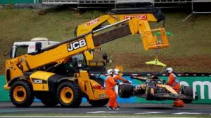 ¡Derrape que puede costar el título! Piastri pierde el auto y termina contra la barrera