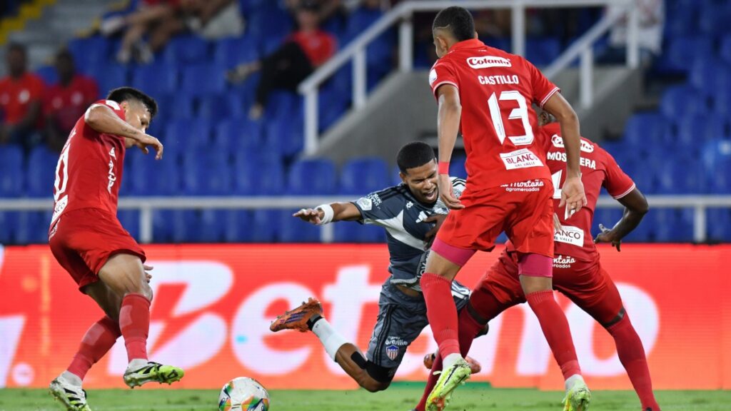 Posible penal al Junior en Cali.