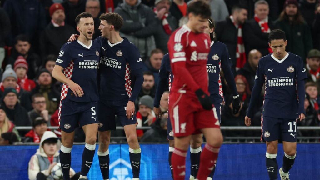 PSV golea al Liverpool en Anfield